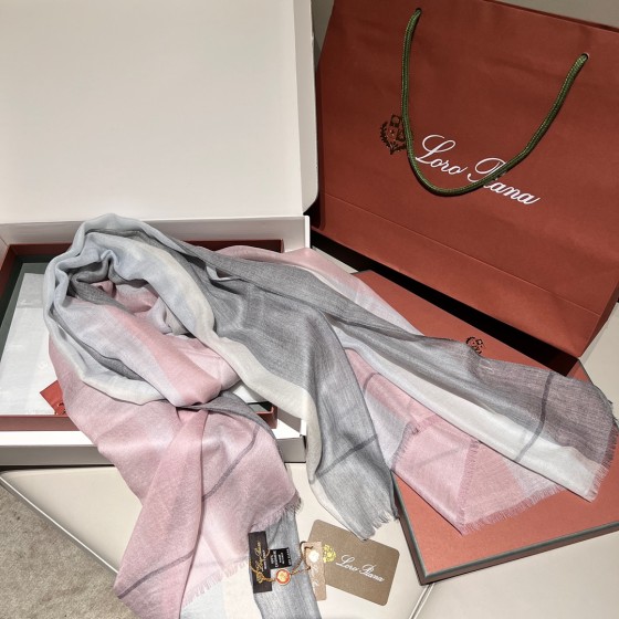 𝐋𝐨𝐫𝐨 𝐩𝐢𝐚𝐧𝐚 Ring fleece long scarf light blue 100% cashmere