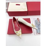 【Valentino】𝟐𝟎𝟐𝟏/𝐒𝐒 𝐧𝐞𝐰 Valentino 2022 spring and summer new large V diamond buckle high heels on the new