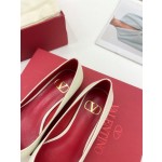 【Valentino】𝟐𝟎𝟐𝟏/𝐒𝐒 𝐧𝐞𝐰 Valentino 2022 spring and summer new large V diamond buckle high heels on the new