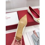 【Valentino】𝟐𝟎𝟐𝟏/𝐒𝐒 𝐧𝐞𝐰 Valentino 2022 spring and summer new large V diamond buckle high heels on the new