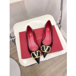 【Valentino】𝟐𝟎𝟐𝟏/𝐒𝐒 𝐧𝐞𝐰 Valentino 2022 spring and summer new large V diamond buckle high heels on the new