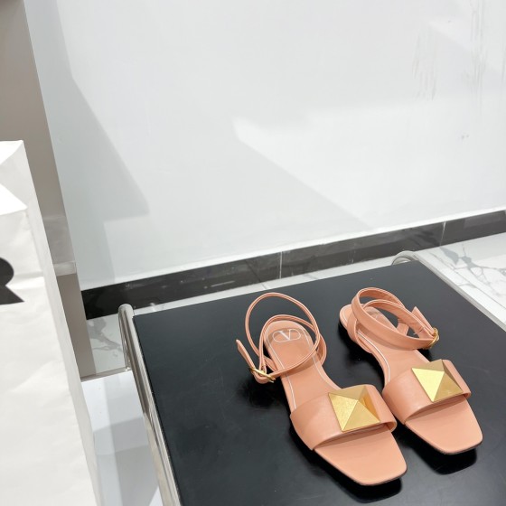 【Valentino】𝟐𝟎𝟐𝟏/𝐒𝐒 𝐧𝐞𝐰 Valentino Early Spring Collection Lace-up Sandals