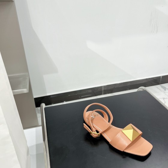 【Valentino】𝟐𝟎𝟐𝟏/𝐒𝐒 𝐧𝐞𝐰 Valentino Early Spring Collection Lace-up Sandals