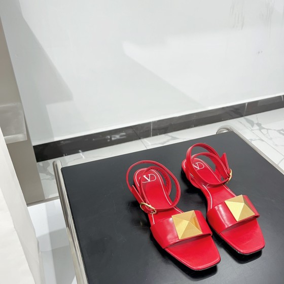 【Valentino】𝟐𝟎𝟐𝟏/𝐒𝐒 𝐧𝐞𝐰 Valentino Early Spring Collection Lace-up Sandals