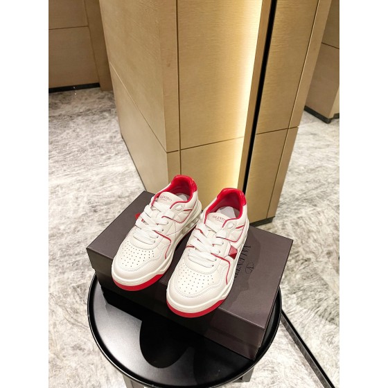 【Valentino】𝟐𝟎𝟐𝟏/𝐒𝐒 𝐧𝐞𝐰 Valentino 2021 fall and winter new one stud sneakers couples on the new