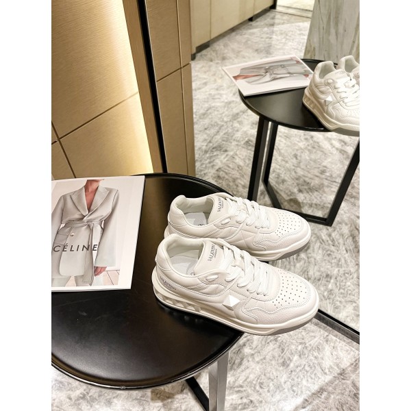 【Valentino】𝟐𝟎𝟐𝟏/𝐒𝐒 𝐧𝐞𝐰 Valentino 2021 fall and winter new one stud sneakers couples on the new