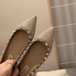 【Valentino】𝟐𝟎𝟐𝟏/𝐒𝐒 𝐧𝐞𝐰 Valentino studded flat shoes top version OEM level exclusive models