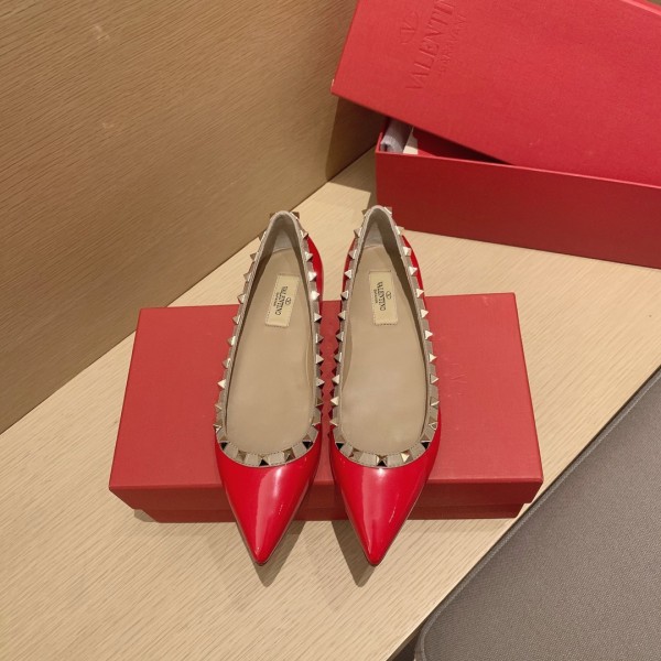 【Valentino】𝟐𝟎𝟐𝟏/𝐒𝐒 𝐧𝐞𝐰 Valentino studded flat shoes top version OEM level exclusive models