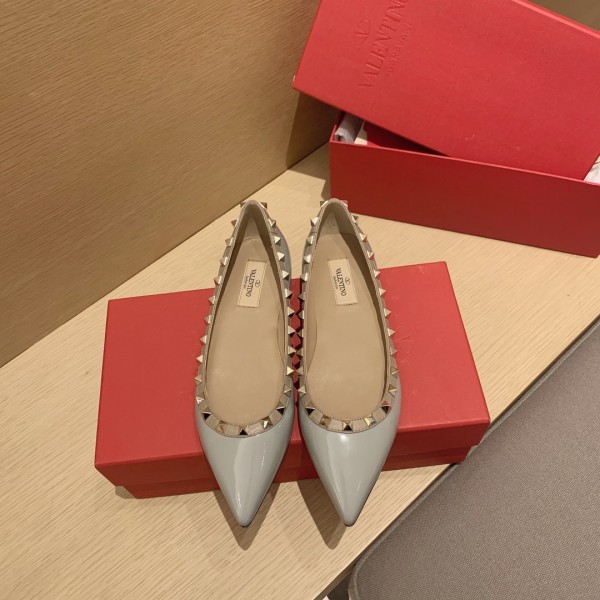 【Valentino】𝟐𝟎𝟐𝟏/𝐒𝐒 𝐧𝐞𝐰 Valentino studded flat shoes top version OEM level exclusive models