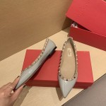 【Valentino】𝟐𝟎𝟐𝟏/𝐒𝐒 𝐧𝐞𝐰 Valentino studded flat shoes top version OEM level exclusive models