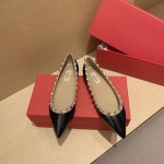 【Valentino】𝟐𝟎𝟐𝟏/𝐒𝐒 𝐧𝐞𝐰 Valentino studded flat shoes top version OEM level exclusive models