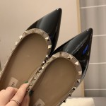 【Valentino】𝟐𝟎𝟐𝟏/𝐒𝐒 𝐧𝐞𝐰 Valentino studded flat shoes top version OEM level exclusive models