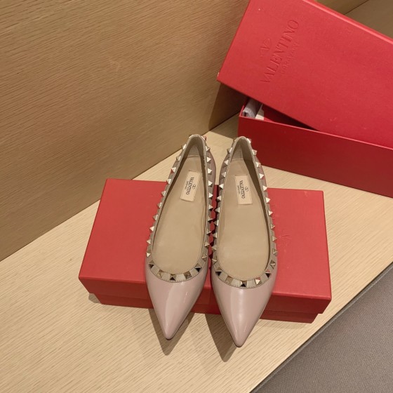 【Valentino】𝟐𝟎𝟐𝟏/𝐒𝐒 𝐧𝐞𝐰 Valentino studded flat shoes top version OEM level exclusive models
