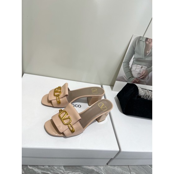 【Valentino】𝟐𝟎𝟐𝟏/𝐒𝐒 𝐧𝐞𝐰  Valentino 2022 / fw spring and summer new women's slippers