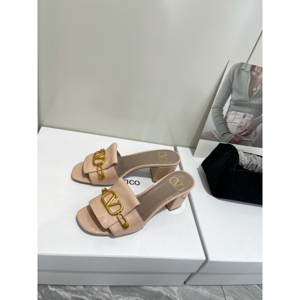 【Valentino】𝟐𝟎𝟐𝟏/𝐒𝐒 𝐧𝐞𝐰  Valentino 2022 / fw spring and summer new women's slippers