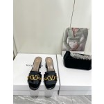 【Valentino】𝟐𝟎𝟐𝟏/𝐒𝐒 𝐧𝐞𝐰  Valentino 2022 / fw spring and summer new women's slippers