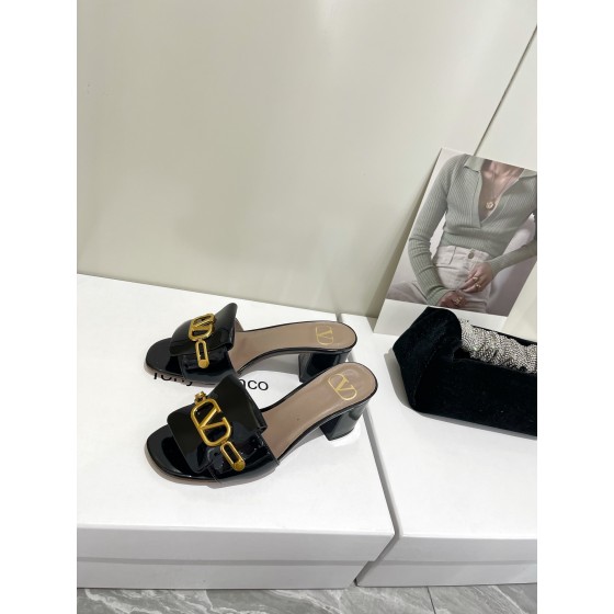 【Valentino】𝟐𝟎𝟐𝟏/𝐒𝐒 𝐧𝐞𝐰  Valentino 2022 / fw spring and summer new women's slippers
