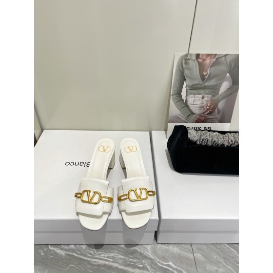 【Valentino】𝟐𝟎𝟐𝟏/𝐒𝐒 𝐧𝐞𝐰  Valentino 2022 / fw spring and summer new women's slippers