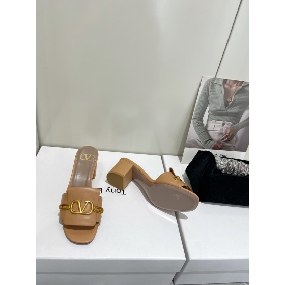 【Valentino】𝟐𝟎𝟐𝟏/𝐒𝐒 𝐧𝐞𝐰  Valentino 2022 / fw spring and summer new women's slippers