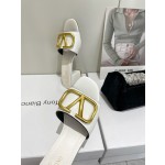 【Valentino】𝟐𝟎𝟐𝟏/𝐒𝐒 𝐧𝐞𝐰  Valentino 2022 / fw spring and summer new women's slippers