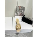 【Valentino】𝟐𝟎𝟐𝟏/𝐒𝐒 𝐧𝐞𝐰  Valentino 2022 / fw spring and summer new women's slippers