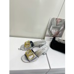 【Valentino】𝟐𝟎𝟐𝟏/𝐒𝐒 𝐧𝐞𝐰  Valentino 2022 / fw spring and summer new women's slippers