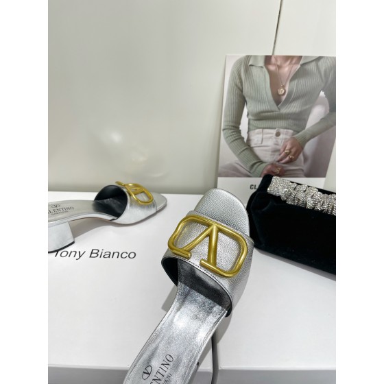 【Valentino】𝟐𝟎𝟐𝟏/𝐒𝐒 𝐧𝐞𝐰  Valentino 2022 / fw spring and summer new women's slippers