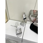 【Valentino】𝟐𝟎𝟐𝟏/𝐒𝐒 𝐧𝐞𝐰  Valentino 2022 / fw spring and summer new women's slippers