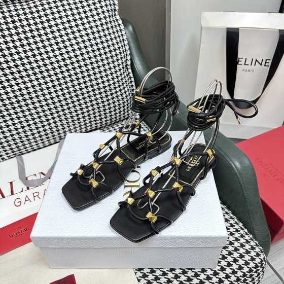 【Valentino】𝟐𝟎𝟐𝟏/𝐒𝐒 𝐧𝐞𝐰  Valentino's newest collection of Roman sandals with Italian printed leather soles