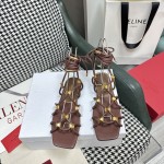 【Valentino】𝟐𝟎𝟐𝟏/𝐒𝐒 𝐧𝐞𝐰  Valentino's newest collection of Roman sandals with Italian printed leather soles