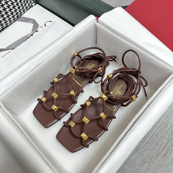 【Valentino】𝟐𝟎𝟐𝟏/𝐒𝐒 𝐧𝐞𝐰  Valentino's newest collection of Roman sandals with Italian printed leather soles