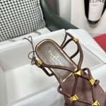 【Valentino】𝟐𝟎𝟐𝟏/𝐒𝐒 𝐧𝐞𝐰  Valentino's newest collection of Roman sandals with Italian printed leather soles