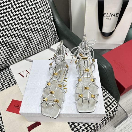 【Valentino】𝟐𝟎𝟐𝟏/𝐒𝐒 𝐧𝐞𝐰  Valentino's newest collection of Roman sandals with Italian printed leather soles