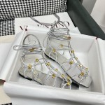 【Valentino】𝟐𝟎𝟐𝟏/𝐒𝐒 𝐧𝐞𝐰  Valentino's newest collection of Roman sandals with Italian printed leather soles