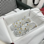 【Valentino】𝟐𝟎𝟐𝟏/𝐒𝐒 𝐧𝐞𝐰  Valentino's newest collection of Roman sandals with Italian printed leather soles