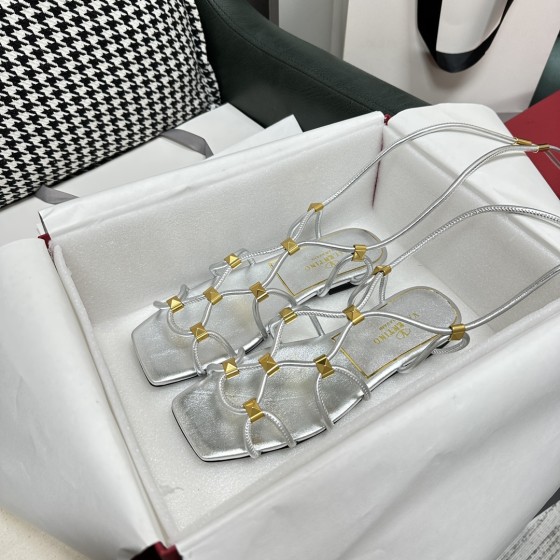 【Valentino】𝟐𝟎𝟐𝟏/𝐒𝐒 𝐧𝐞𝐰  Valentino's newest collection of Roman sandals with Italian printed leather soles