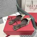【Valentino】𝟐𝟎𝟐𝟏/𝐒𝐒 𝐧𝐞𝐰  Valentino's newest collection of Roman sandals with Italian printed leather soles