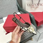 【Valentino】𝟐𝟎𝟐𝟏/𝐒𝐒 𝐧𝐞𝐰  Valentino's newest collection of Roman sandals with Italian printed leather soles