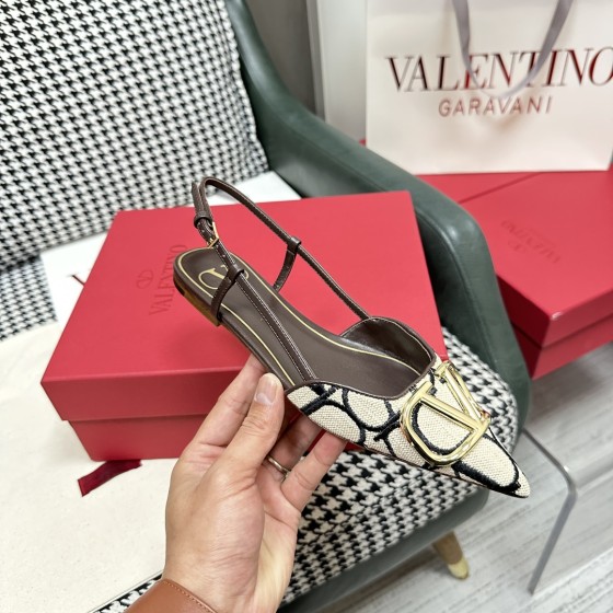 【Valentino】𝟐𝟎𝟐𝟏/𝐒𝐒 𝐧𝐞𝐰  Valentino's newest collection of Roman sandals with Italian printed leather soles