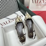 【Valentino】𝟐𝟎𝟐𝟏/𝐒𝐒 𝐧𝐞𝐰  Valentino's newest collection of Roman sandals with Italian printed leather soles