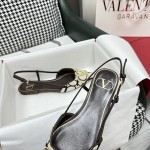 【Valentino】𝟐𝟎𝟐𝟏/𝐒𝐒 𝐧𝐞𝐰  Valentino's newest collection of Roman sandals with Italian printed leather soles