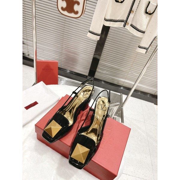 【Valentino】𝟐𝟎𝟐𝟏/𝐒𝐒 𝐧𝐞𝐰  Valentino fabric patent leather lining sheepskin sole cowhide