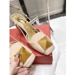 【Valentino】𝟐𝟎𝟐𝟏/𝐒𝐒 𝐧𝐞𝐰  Valentino fabric patent leather lining sheepskin sole cowhide