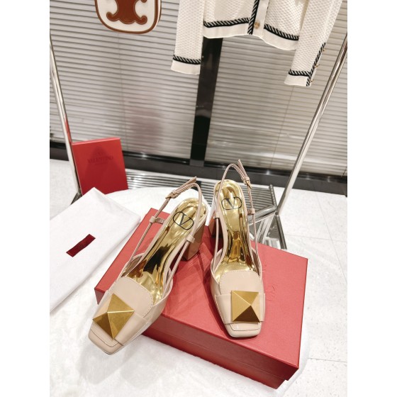 【Valentino】𝟐𝟎𝟐𝟏/𝐒𝐒 𝐧𝐞𝐰  Valentino fabric patent leather lining sheepskin sole cowhide