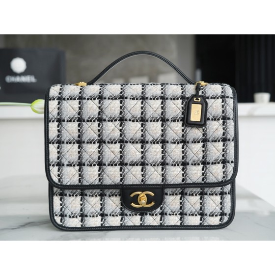 𝗖𝗛𝗔𝗡𝗘𝗟✦ In tweed weave 𝟮𝟮k Premium Handmade Workshop Black and white tweed shoulder bag 🖤🤍