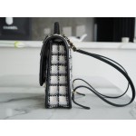 𝗖𝗛𝗔𝗡𝗘𝗟✦ In tweed weave 𝟮𝟮k Premium Handmade Workshop Black and white tweed shoulder bag 🖤🤍