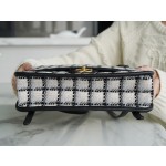 𝗖𝗛𝗔𝗡𝗘𝗟✦ In tweed weave 𝟮𝟮k Premium Handmade Workshop Black and white tweed shoulder bag 🖤🤍