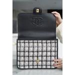 𝗖𝗛𝗔𝗡𝗘𝗟✦ In tweed weave 𝟮𝟮k Premium Handmade Workshop Black and white tweed shoulder bag 🖤🤍