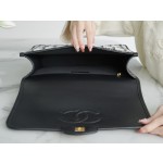 𝗖𝗛𝗔𝗡𝗘𝗟✦ In tweed weave 𝟮𝟮k Premium Handmade Workshop Black and white tweed shoulder bag 🖤🤍