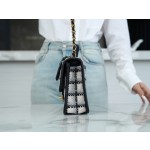 𝗖𝗛𝗔𝗡𝗘𝗟✦ Tweed 𝟮𝟮k long black and white tartan messenger tofu bag 🖤🖤